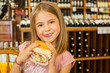 © topshots - Kind isst ein leckeres Sandwich