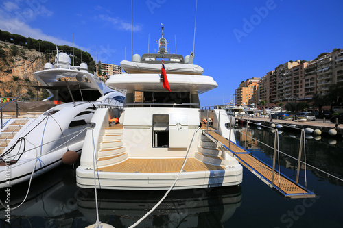 Fotomural Luxury yacht moored in the Port de Fontvieille in Monaco