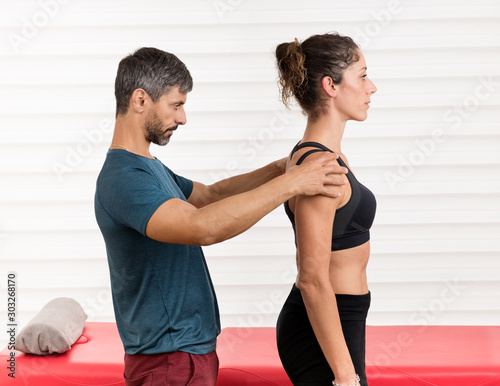 Cuadros en Lienzo Male osteopath doing a postural evaluation