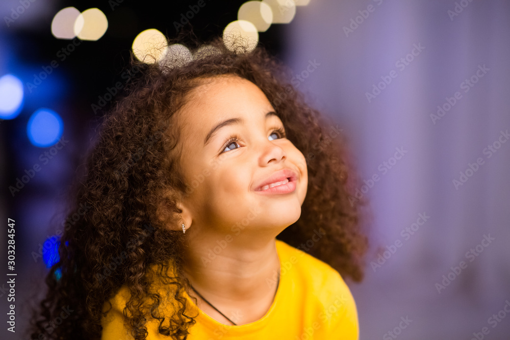 Dreamy african american little girl looking at free space - obrazy, fototapety, plakaty 