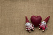 Advent und Weihnachten rotes Herz mit 2 Wichteln auf Hintergrund aus Jute