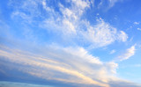 Fototapeta Fototapeta z niebem - Obłoki i chmury na błękitnym niebie w czasie zachodu słońca.