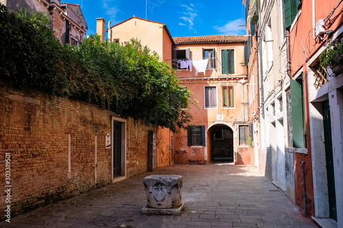 ベネチア 住宅街 路地裏 Buy This Stock Photo And Explore Similar Images At Adobe Stock Adobe Stock