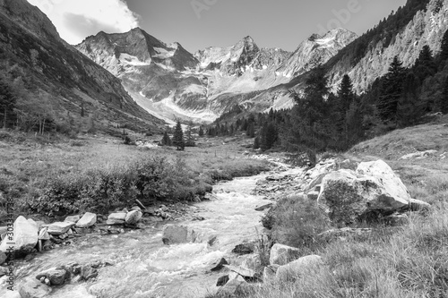 wildbach-vom-gletscher-im-zillertal-in-schwarz-weis