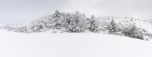 Vista Panorámica De Paisaje De Montaña Y Arboles Totalmente Cubierto De Nieve
