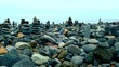 Steintürme hinter San Felipe, Playa Garden, in Puerto de la Cruz.  Steinmännchen, Steinmänner, Steinmandl oder Steinmanderl, auch Steindauben, sind aufeinander gestapelte Steine in Form kleiner Hügel 
