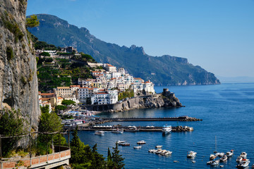 Foto di Amalfi scattata dalla strada che collega Praiano con Amalfi.