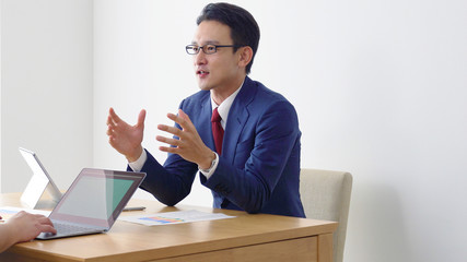 Poster - 打ち合わせする男性