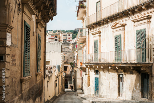Cuadros en Lienzo narrow street with old houses in modica, italy
