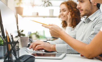 Aufkleber - Financial team discussing statistics on computer screen