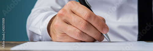 Fotografía Businessman signing a document