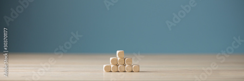 Fotografía Wide view image of blank wooden dices stacked in pyramid shape