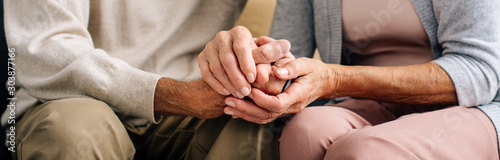 Fotografía panoramic shot of husband and wife holding hands in apartment