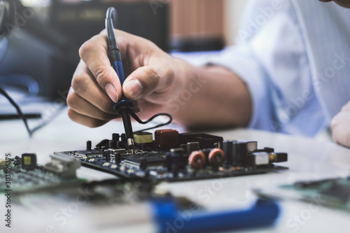 Fotografía Close up of the hand men hold tool repairs electronics manufacturing Services, Manual Assembly Of Circuit Board Soldering
