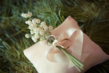 white gold wedding rings with a bouquet