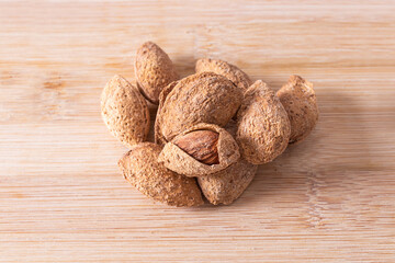 Canvas Print - almonds isolated on wooden background
