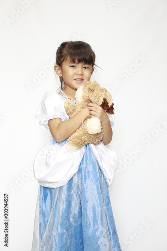 ドレスを着てぬいぐるみを抱える幼児 4歳児 Stock 写真 Adobe Stock