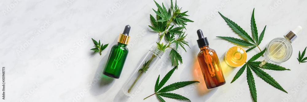 Various glass bottles with CBD oil, THC tincture and hemp leaves on a marble background. Flat lay, minimalism. Cosmetics CBD oil. - obrazy, fototapety, plakaty 