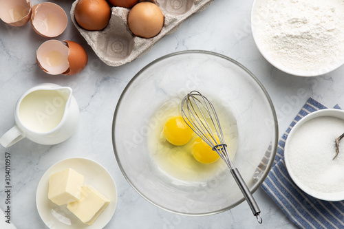 Fotografía baking cake ingredients (eggs, flour, sugar, butter and milk) on white table