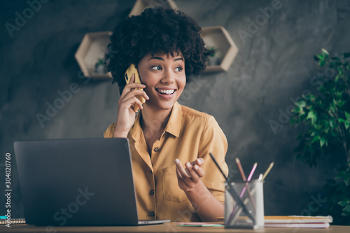 Fotomural Photo of cheerful positive mixed-race pretty woman working as content manager ar