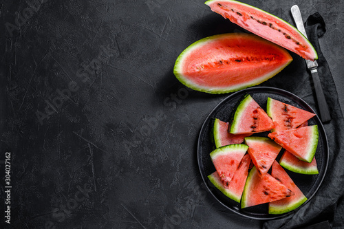 Fotografía Slices of ripe watermelon in a plate on a dark background