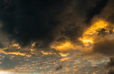 view of sunlight and cloud on the sky in sunset