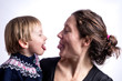 Jeune enfant et mère se tirent la langue
