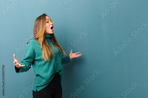 Fotografía young pretty woman performing opera or singing at a concert or show, feeling rom