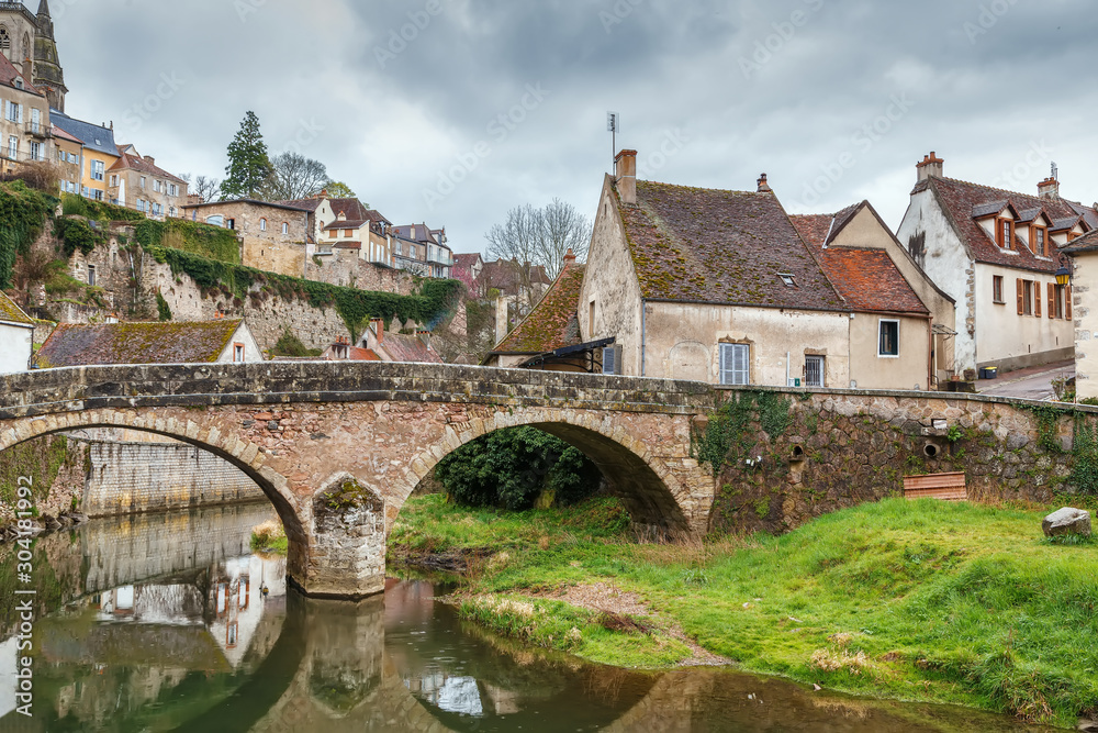 Stone bridge in Semur-en-Auxois, France - obrazy, fototapety, plakaty 
