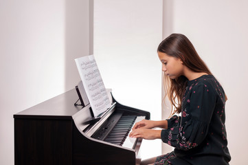 Canvas Print - Girl playing the piano, she has trouble playing piano,