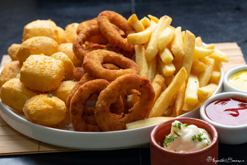 Wall Mural - porção mista frita em prato branco redondo com molhos, mixed portion with fritras, cassava and onion
