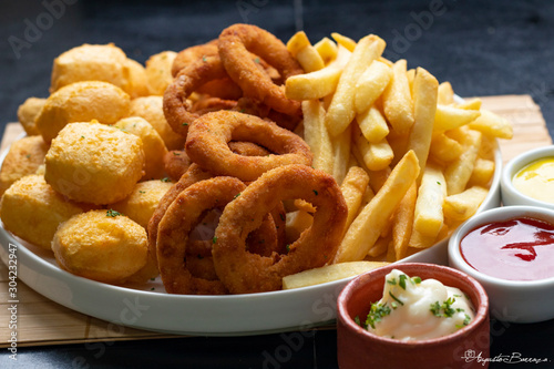 Fotografía Porção mista frita em prato branco redondo com molhos, Mixed portion with fritr