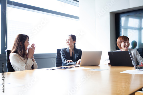 楽しそうな会議風景 Stock 写真 Adobe Stock 楽しそうな会議風景 Stock 写真 Adobe Stock