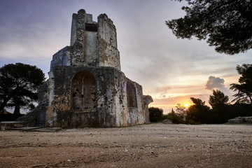 Levé du soleil sur la Tour Magne à Nîmes