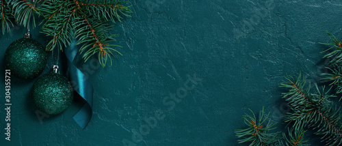Fototapete Fir branches and Christmas or New Year banner on the textured dark emerald background