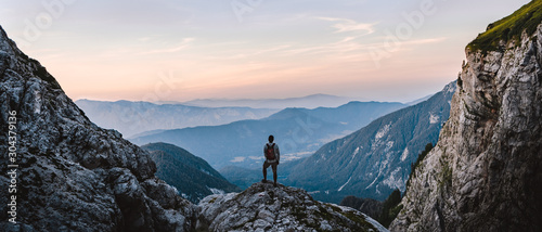 Fotografía Breathtaking Views From Mangart Peak at Stunning Sunrise