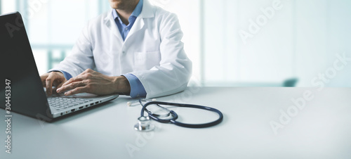 Fotografía online medical consultation - doctor working on laptop computer in clinic office