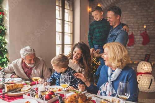 Fotomural Family having Christmas dinner