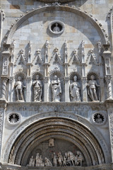 Wall Mural - COMO, ITALY - MAY 8, 2015: The saints on the gothic portal of Duomo by sculptors of  Rodari family (1447 - 1498).