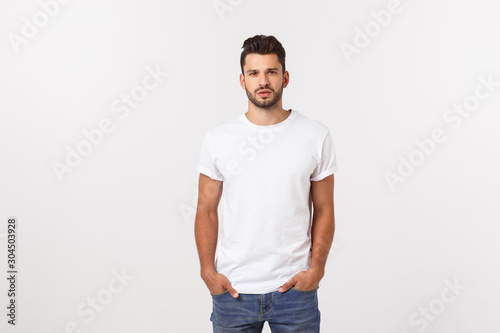 Fotografía Portrait of smiling young man in a white t-shirt isolated on white background