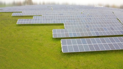 Solaranlage / Photovoltaik - Panels auf einer Wiese