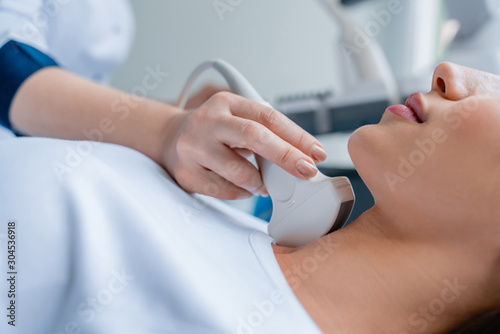 Fotomural Close up of doctor conducting ultrasound examination of woman in clinic