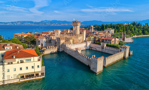 Cuadros en Lienzo Aerial view to the town of Sirmione, popular travel destination on Lake Garda in