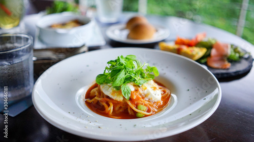 Fotomural 川沿いのリゾートホテルのカフェでイタリアンパスタランチ