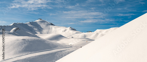Cuadros en Lienzo Scenic valley of hilghland alpine mountain winter resort on bright sunny day
