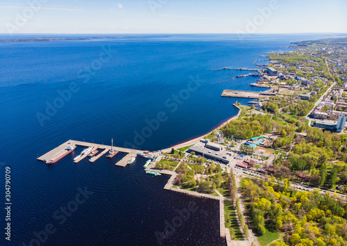 Fotografía Beautiful aerial air summer vibrant view of Petrozavodsk, Russia, the administra