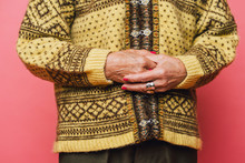 柄模様のセーターを着た女性の手のディテイル表示