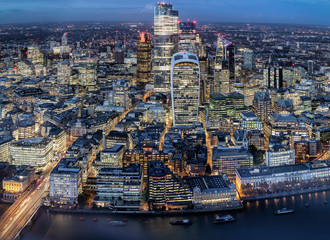 Fototapete - Die beleuchteten Wolkenkratzer der City von London am Abend, Finanzbezirk und Zentrum der Börse, Großbritannien
