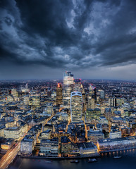 Fototapete - Die City von London am Abend mit grauen Wolken bei Unwetter und Sturm, Großbritannien