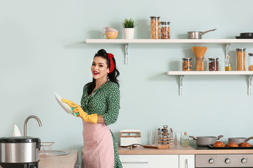 Poster - Portrait of beautiful pin-up woman washing dishes in kitchen